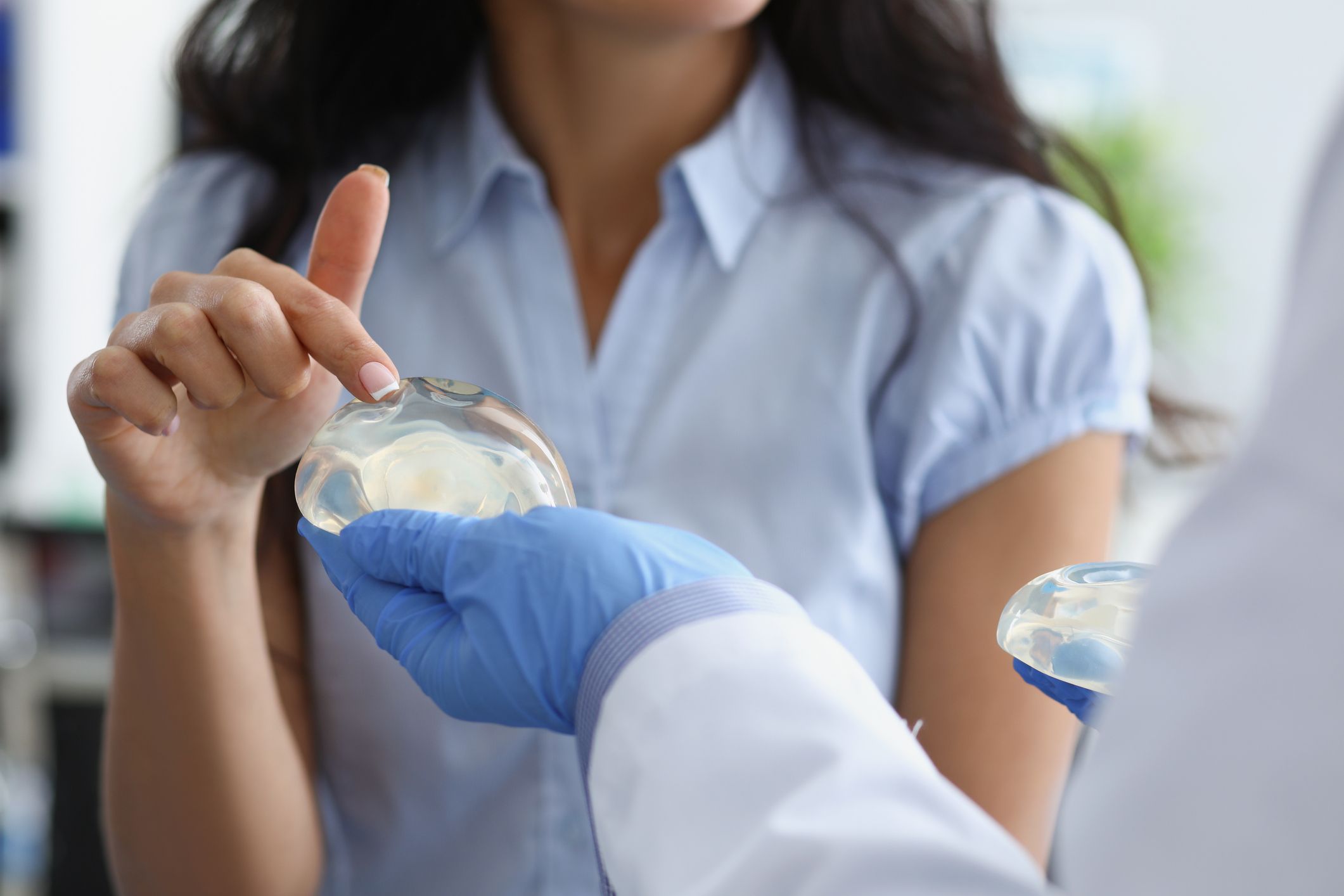 Wymiana implantów piersiowych - czy jest bezpieczna?