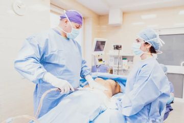Dr n. med. Henryk Mekle podczas zabiegu liposukcji