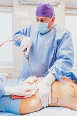 Dr n. med. henryk Mekle na sali operacyjnej