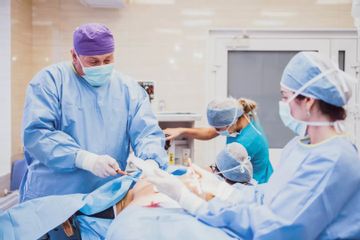 Dr n. med. Henryk Mekle przeprowadza zabieg liposukcji