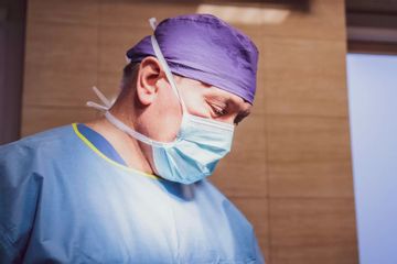 Chirurg plastyczny Henryk Mekle podczas pracy