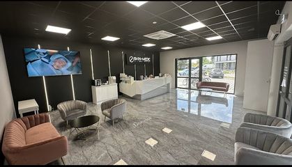 Eleganckie, przestronne, luksusowe i nowoczesne wnętrze kliniki medycyny estetycznej Skin-Medic w Po