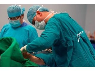 Dr n. med. Marcin Bieńkowski przy pracy