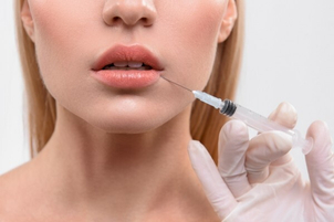 Powiększanie ust kwasem hialuronowym