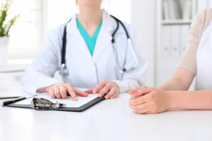 Powiększanie ust kwasem hialuronowym - u lekarza czy kosmetyczki