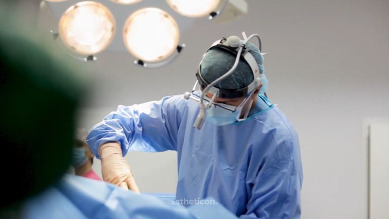 Dr Janusz Gresse Łyko podczas wykonywania operacji w Klinice Medical Hair&Esthetic