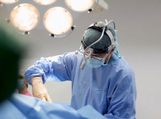 Dr Janusz Gresse Łyko podczas wykonywania operacji w Klinice Medical Hair&Esthetic
