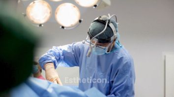 Dr Janusz Gresse Łyko podczas wykonywania operacji w Klinice Medical Hair&Esthetic